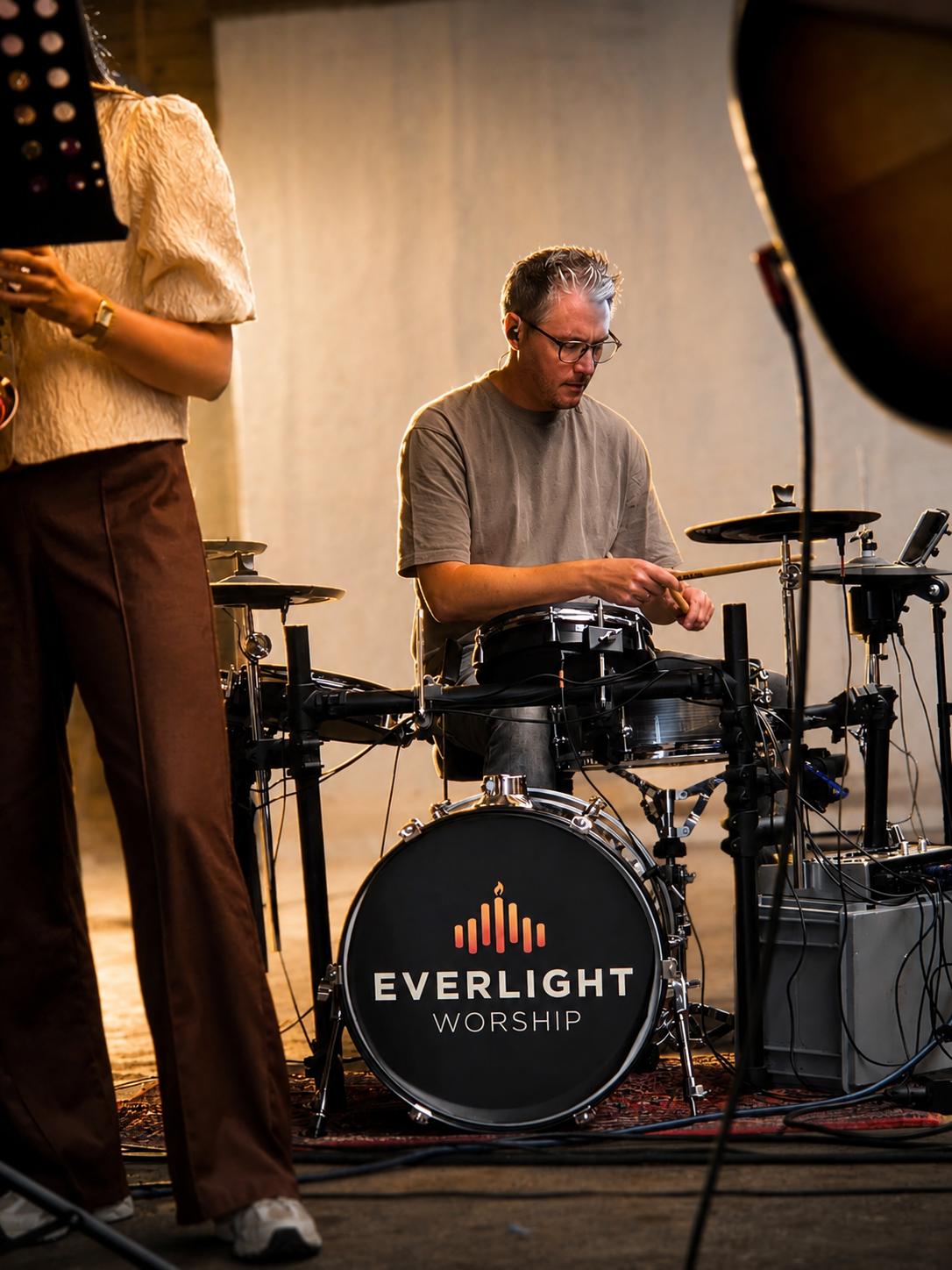 Drummer achter de bassdrum met het Everlight Worship-logo
