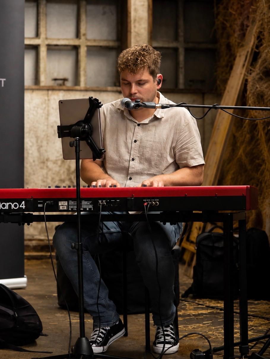 Toetsenist van Everlight Worship achter de Nord piano