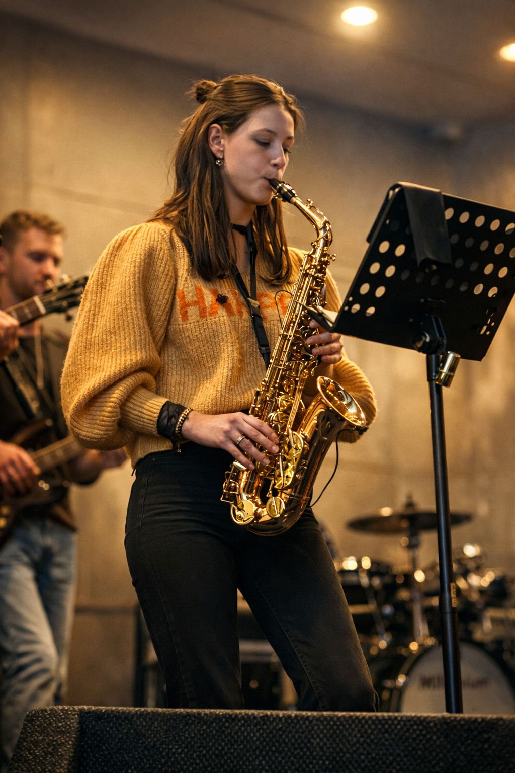 Saxofoniste van Everlight Worship tijdens een optreden