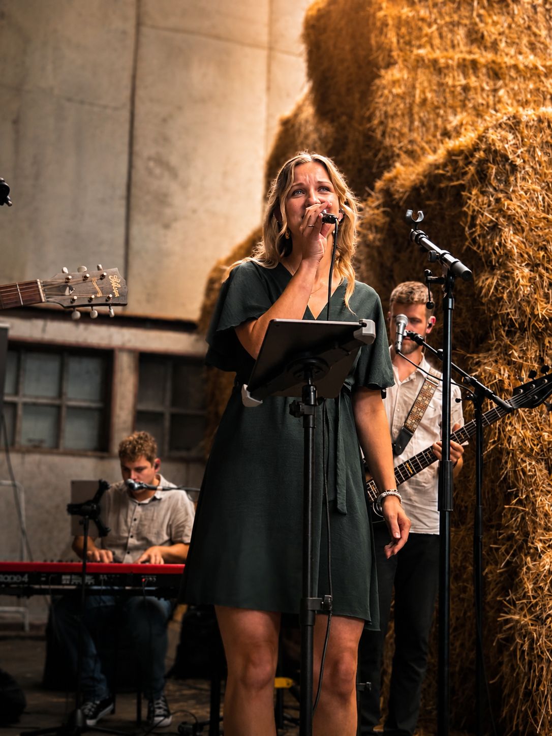 Zangeres van Everlight Worship achter de microfoon tijdens een optreden