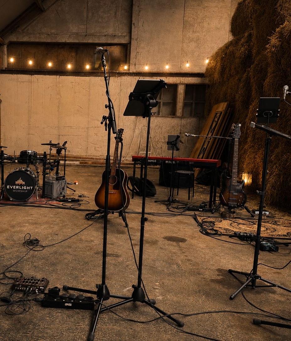 Het podium van Everlight Worship in een schuur, met instrumenten en lichtjes